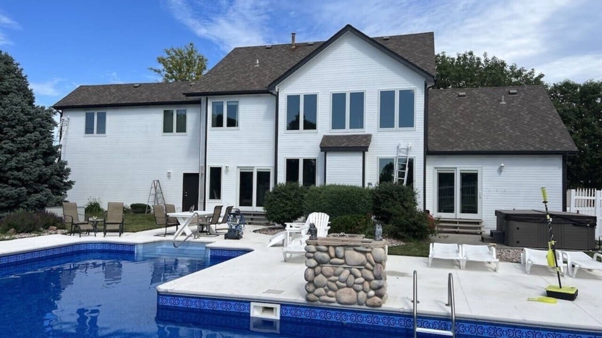 Omaha House | Golf Oasis Sleeps 22 Hot tub Firepit Gym Pool