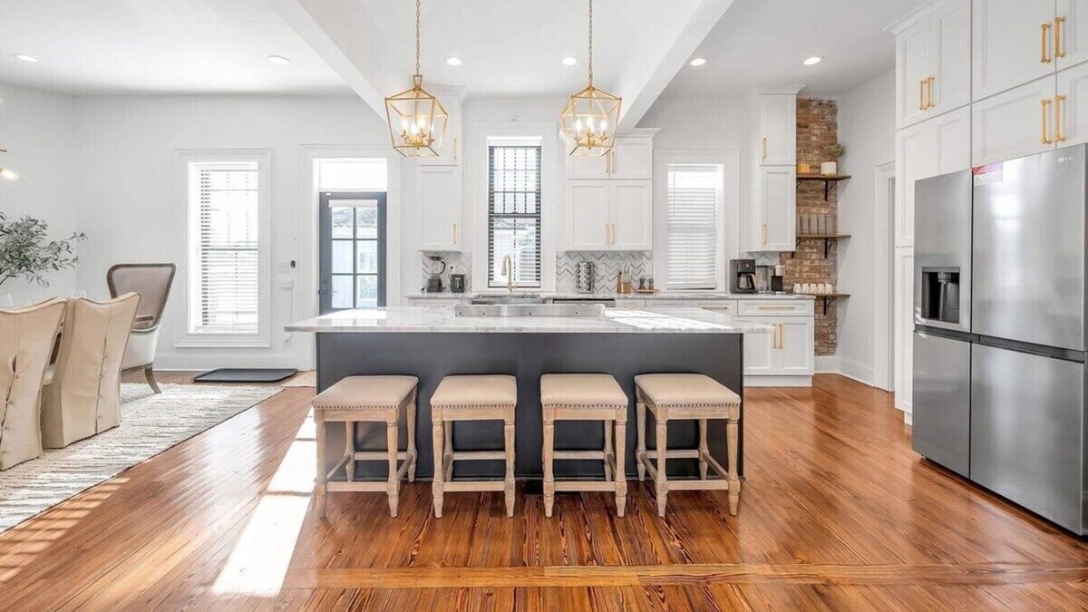 Lexington House | Golf Simulator | Hot Tub | Putting Green | Game Room |