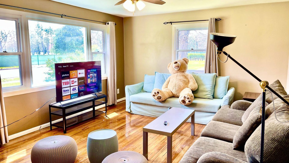 South Bend House | Golf View, Beautiful house, walk to ND, safe area