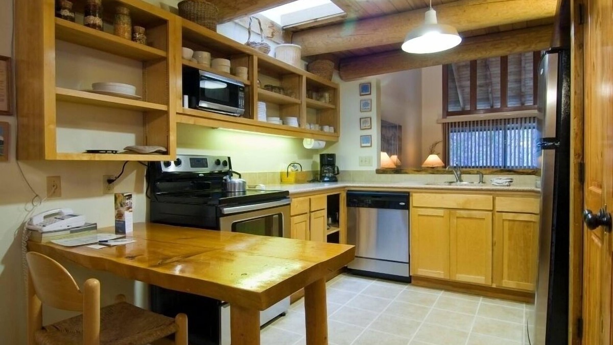 Sunriver Condo | Golf View Condo with Fireplace, Patio & Bunk Room