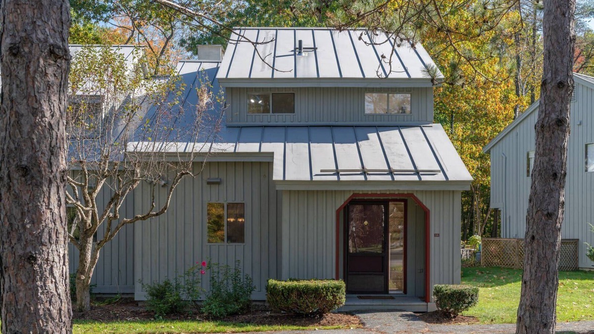 West Hartford Condo | Golf Views! & Patio Dining | Windsor Village 3A