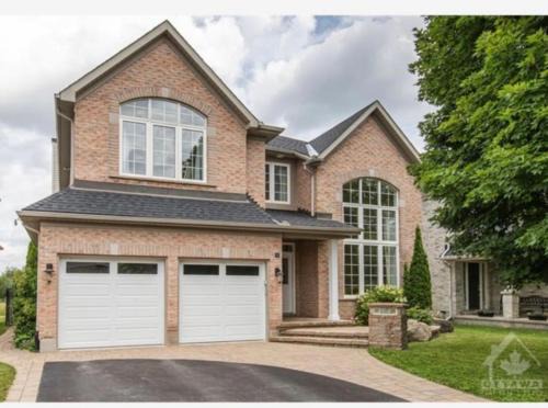 Ottawa Division House | Golf Viwe house