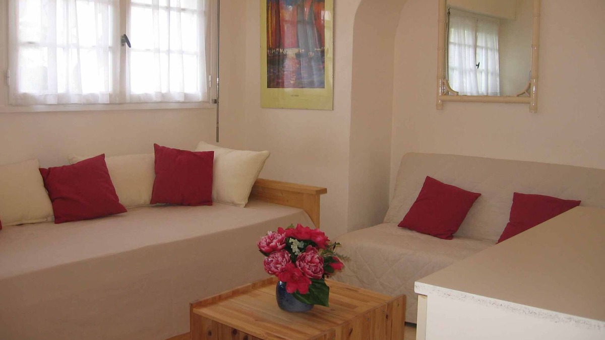 Arradon Apartment | Golfe du Morbihan, 4-person apartment, private enclosed garden.