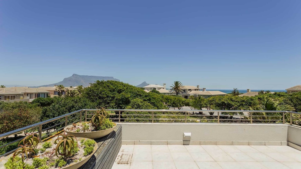 Cape Town House | Golfer and windsurfer paradise on secure golf estate. One of the safest suburbs.