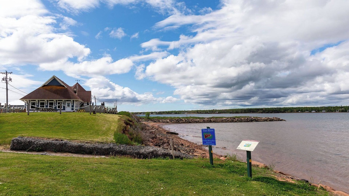 Georgetown House | Golfer's Haven! 3-bdrm cottage with modern comforts in a quaint fishing village