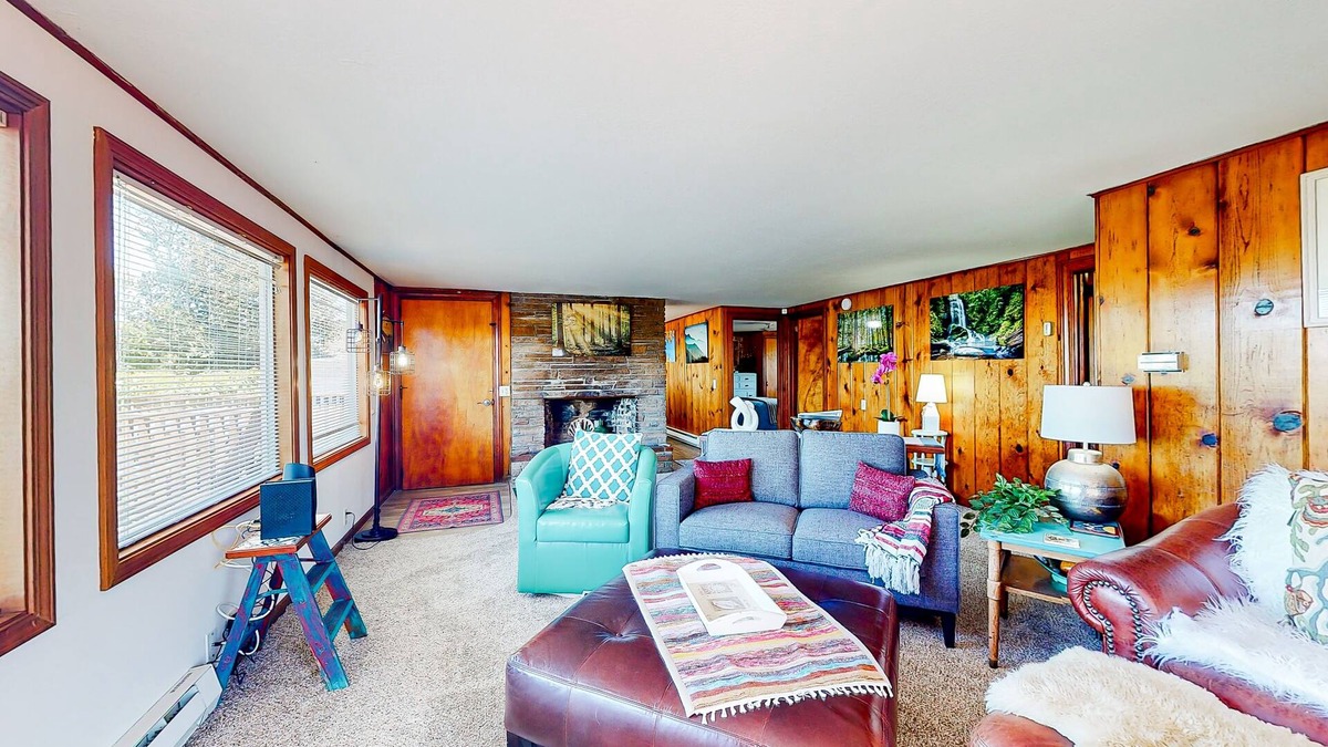 Coos Bay House | Golfers, Healthcare Heroes and Nature Lovers, Relax, and Unwind by the Coast