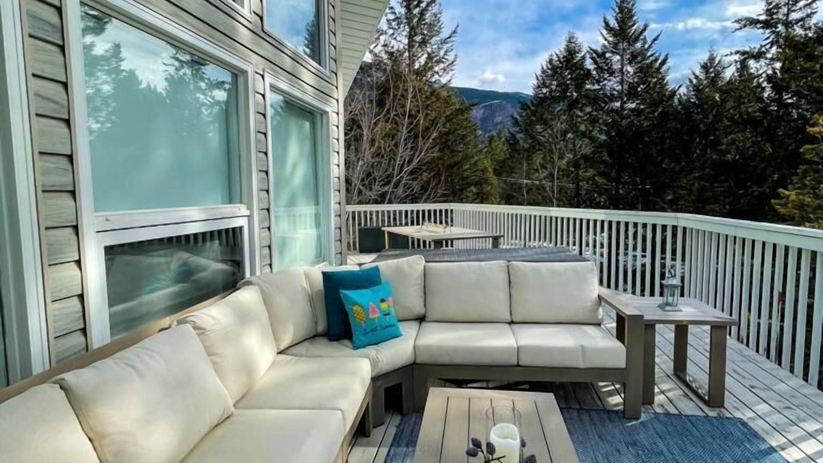 East Kootenay Cottage | Golfers Paradise- Modern Cape Cod Cabin, Family Friendly, Hot Tub, New floors
