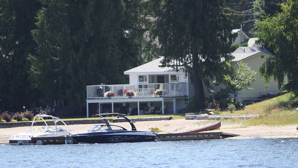 Christina Lake House | *GOLFERS - PRIME WATERFRONT CABIN, SANDY BEACH - CHRISTINA LAKE, BC!