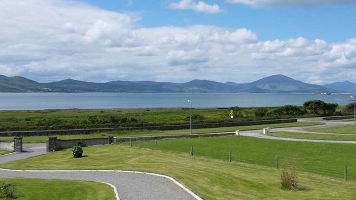 Fenit House | Golfers Retreat , family reunions ,relaxing-haven , enjoying an Atlantic view !