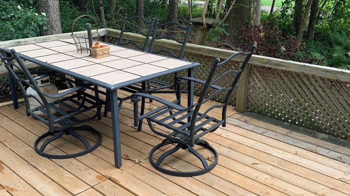 Brampton Cabin | Golfing alongside a cozy cabin in Inner city park WiFi & small luxury amenities