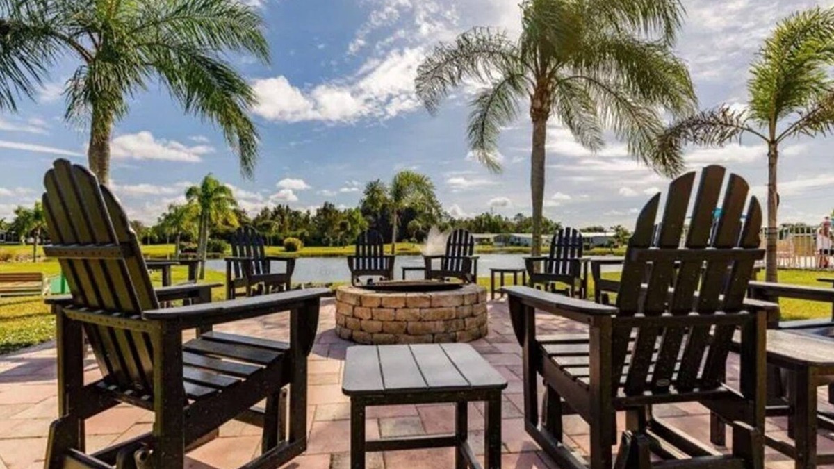 Jacarandas House | Golfing, swimming and a friendly secure community (55+)