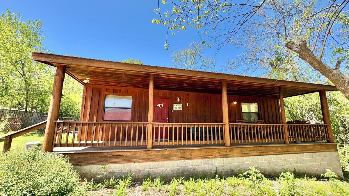 Mountain View Cabin | Gone With The Wind #47 New cabin to VRBO walking distance from courthouse square