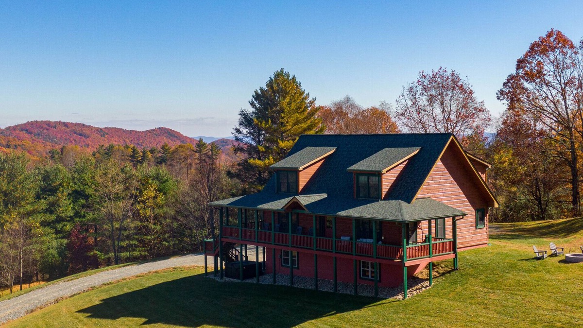 Boone House | Good Medicine - 10 minutes to Boone! Long range views, hot tub, fire pit!