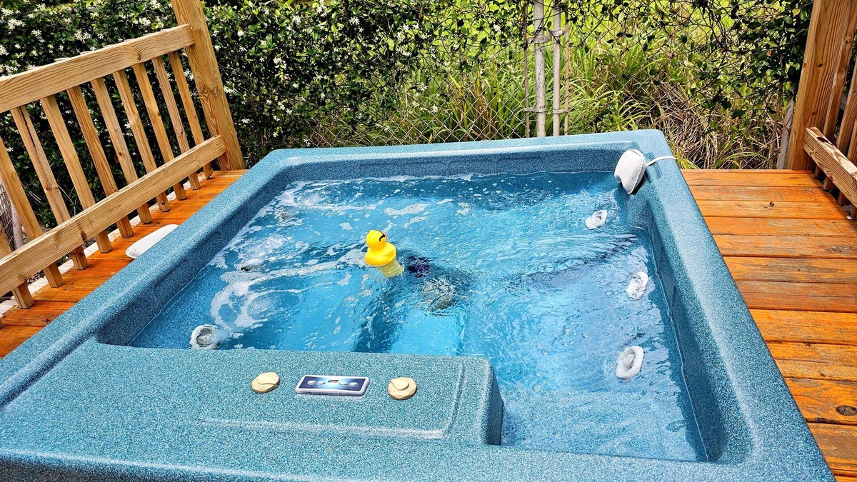 Smith's Memento House | Good Times! Beach cottage with hot tub, walk to beach! Unique amenities!