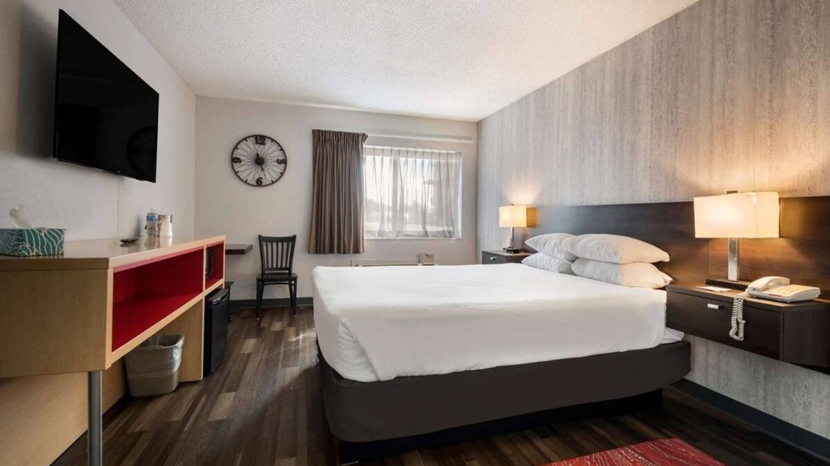 Ontario Hotel | Good Value! Indoor Pool, Pet-friendly Property, Free Parking, Free Breakfast