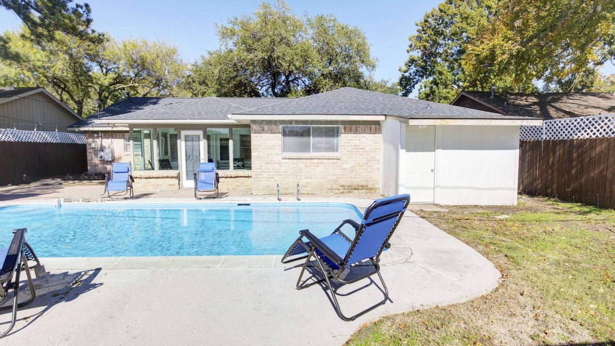 Spring Branch Central House | Good Vibes 4 Bedroom with a Pool. Central Location