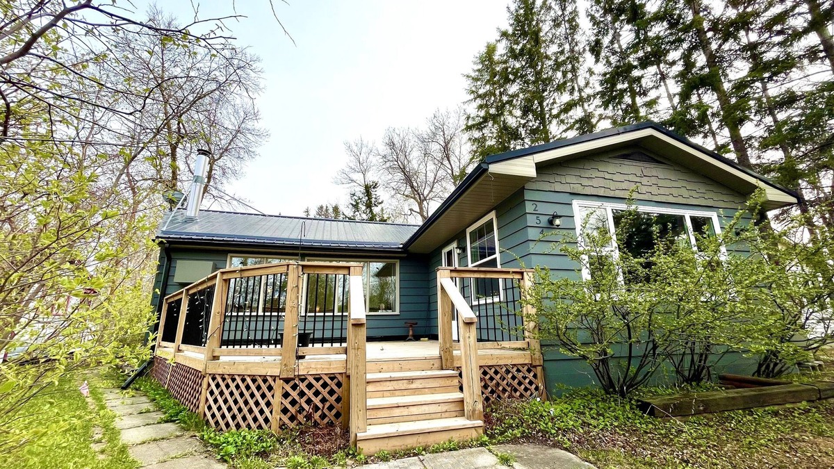 Winnipeg Beach Cottage | Good Vibes at The Lake, 1 Block From Beach!