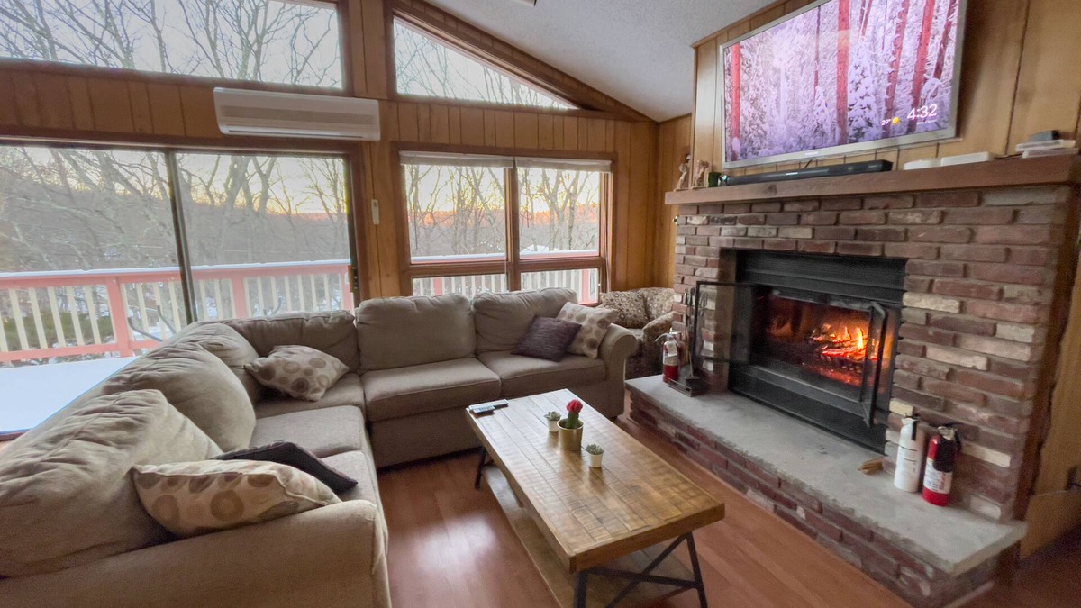 Bushkill Ski Chalet | Good Vibes Chalet With Private Hot Tub & Sauna in Saw Creek Private Community