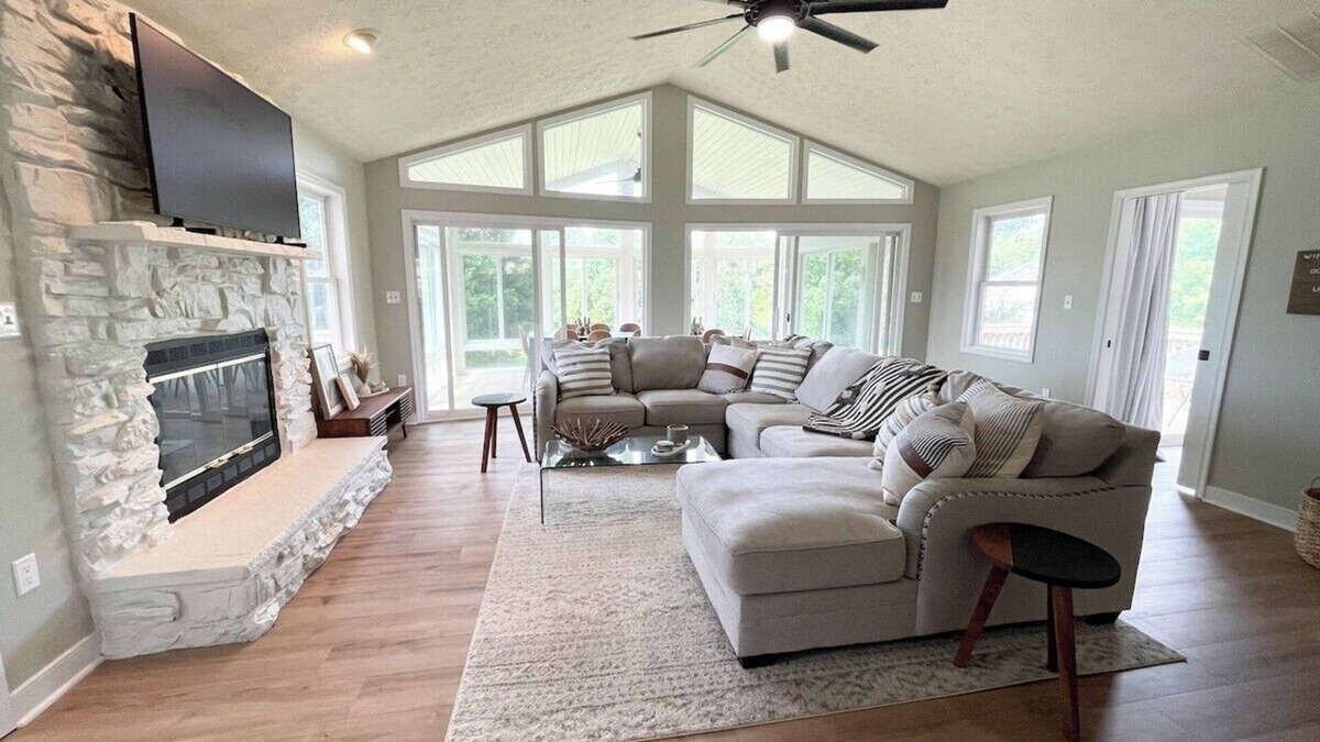 Twin Oaks House | Good Vibes LKA. Lake View w/Covered Boat Slip