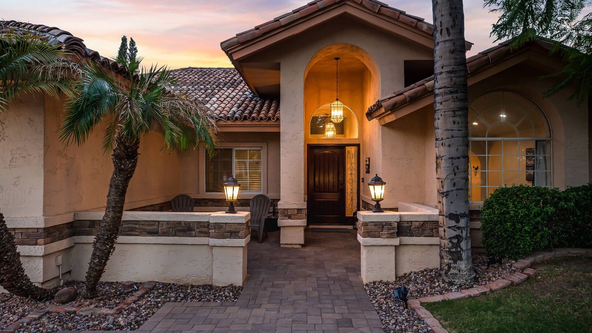 Mesa House | 🏜🌵Good Vibes~Pool~ Hot-Tub~ GIG Wi-Fi ~Sleeps 9~Game Room ~BBQ🏜🌵