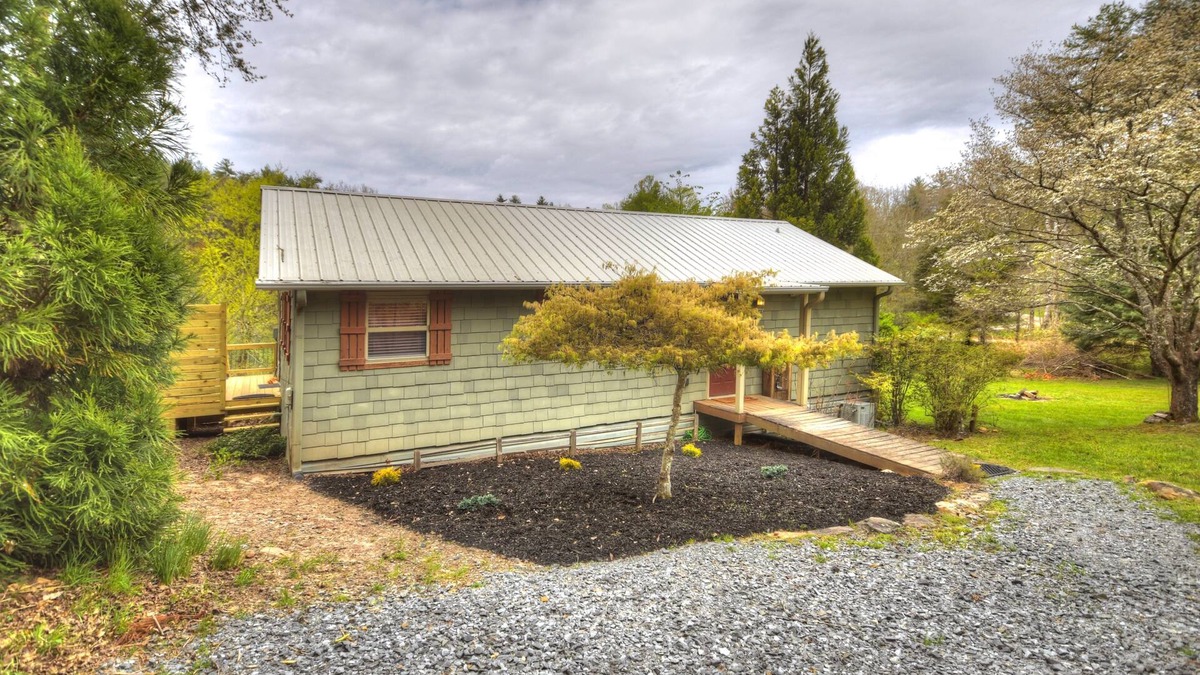 Blue Ridge Cottage | Good Vibes | Private Stocked Pond | Hot Tub | Fire Pit