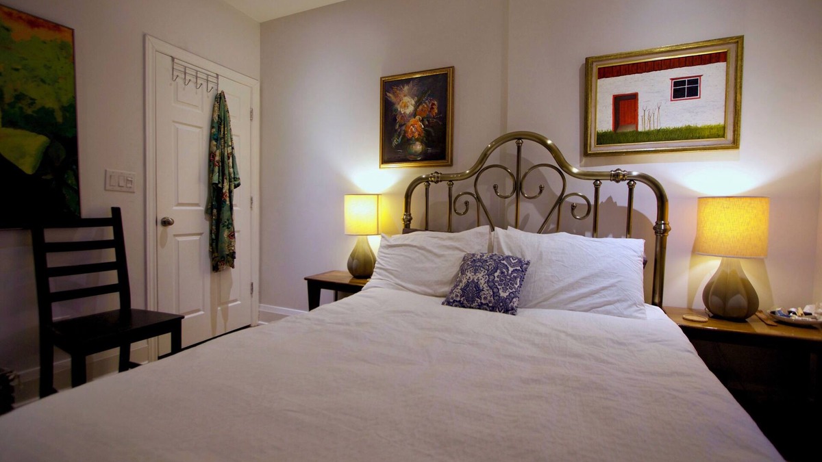 Leslieville House | Good Vibes Suite 93 Walk Score & 91 Transit Score
