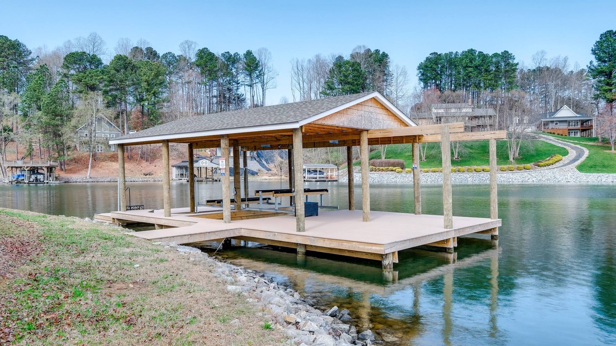 Goodview Cottage | Goodview Lake House w/Boat Dock, Kayaks & Views!