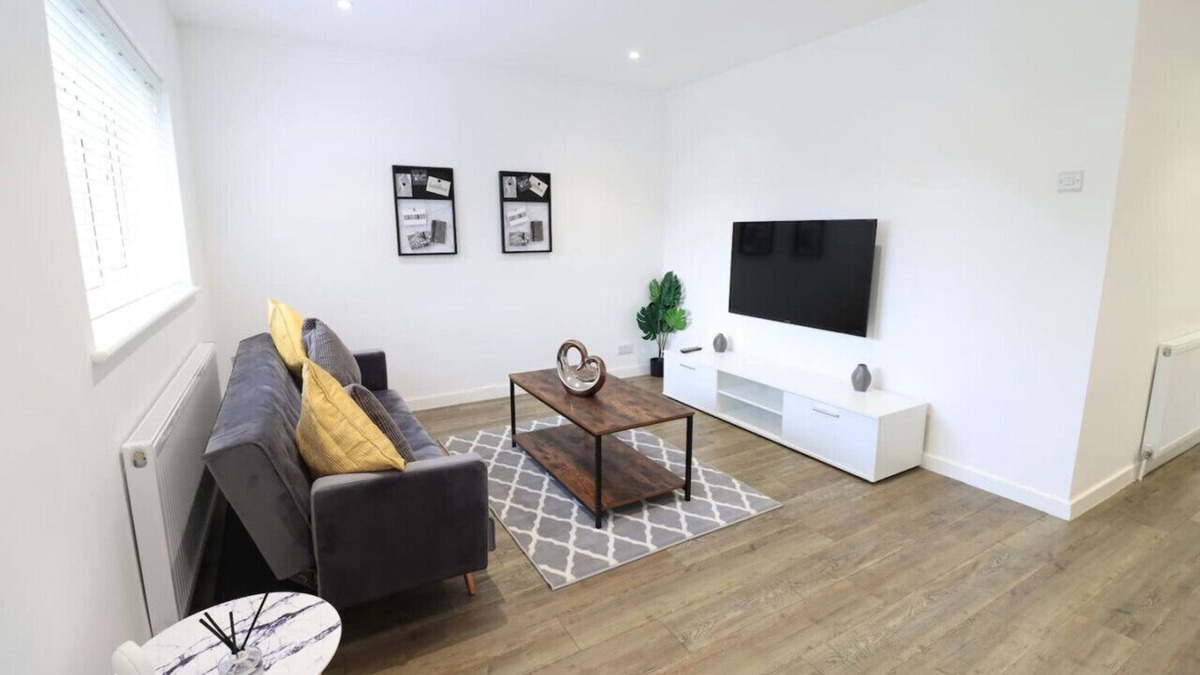 Northampton House | 🌟Goodwood House w/FREE Parking, Garden & Netflix🌟