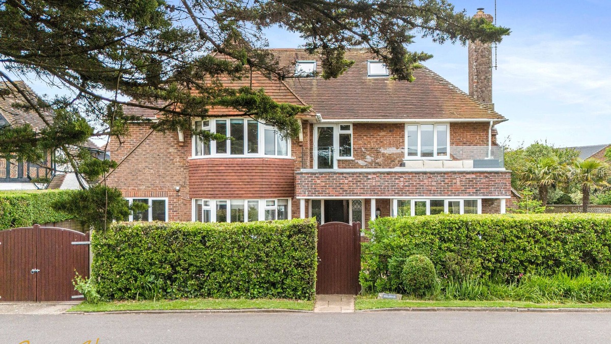 Littlehampton House | Goodwood Revival & Summer seaside breaks, just120 steps from the Beach,