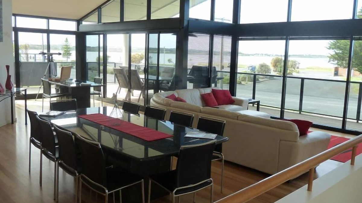 Goolwa South House | GoolwaGettaway Luxury Home by river- sleeps 14 in 10 beds