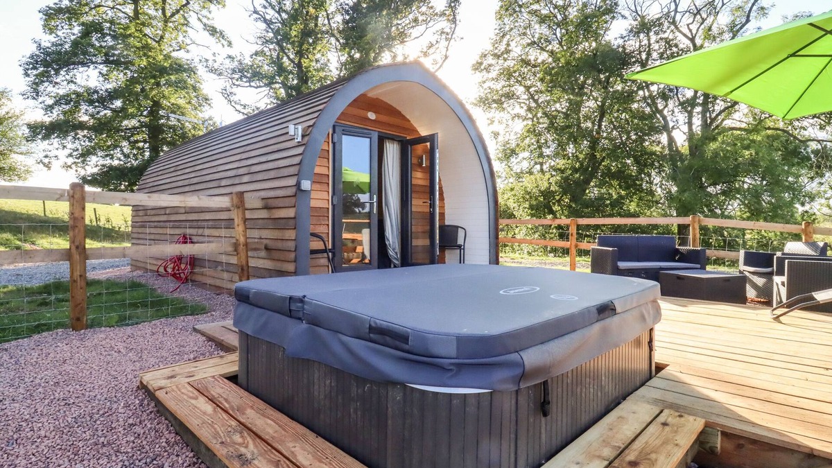 Upper Sapey Cottage | GOOSE POD, pet friendly, with hot tub in Clifton Upon Teme