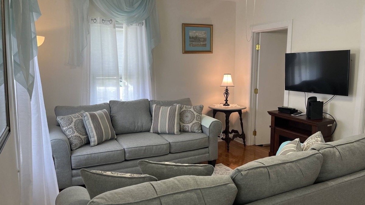 West End Apartment | Goose Pond One Less than 1 mile to All Star Village,1st floor, immaculate apt