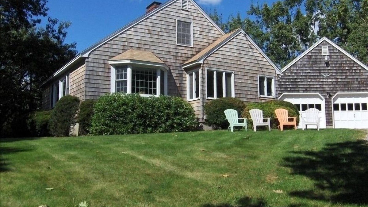Kennebunkport House | Goose Rocks Beach- Walk to Beach 3 BR/2 Bath- Avail in November & December 2025