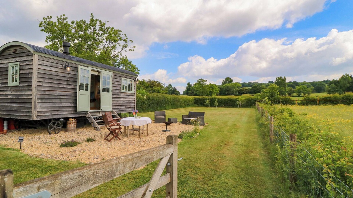 Christian Malford Cottage | GOOSE WHISTLE HUT, pet friendly, with open fire in Foxham