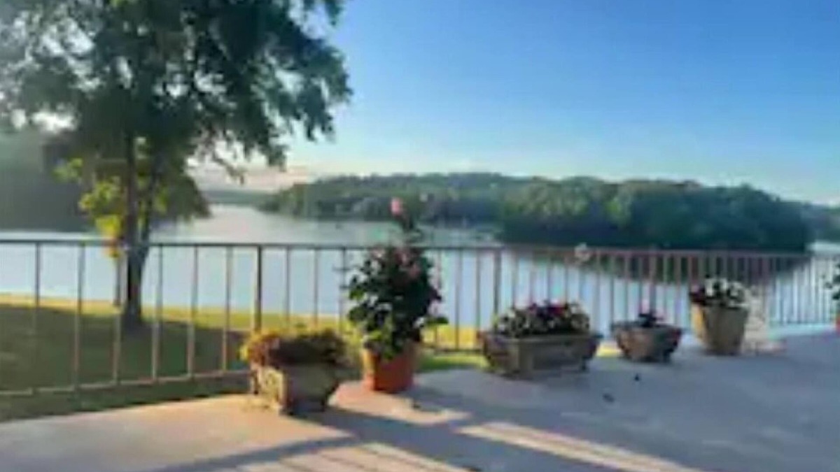 Ten Mile House | Gordon's Grandview Lakehouse beautiful year round in every season.