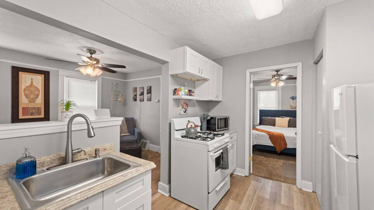 Detroit - Shoreway Apartment | Gordon`s Squares Cozy Corner