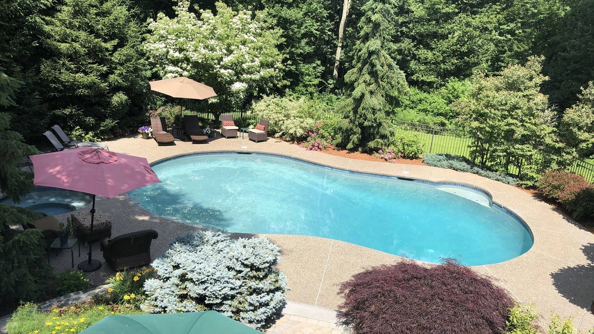 Walpole House | Gorg 6KSF w lrg pool, sleeps 12, 4.5 baths, rec room w bar, pool table & gym.