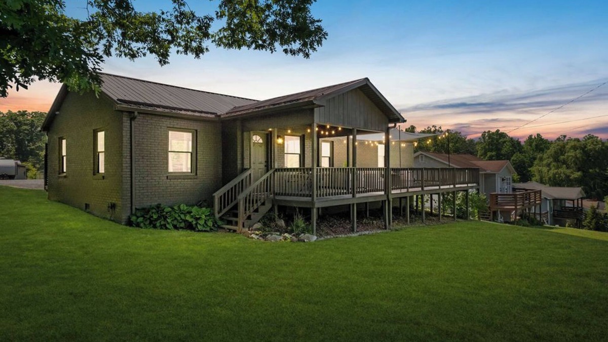 Lansing House | Gorge BasecampFirepitDeck Near AOTG
