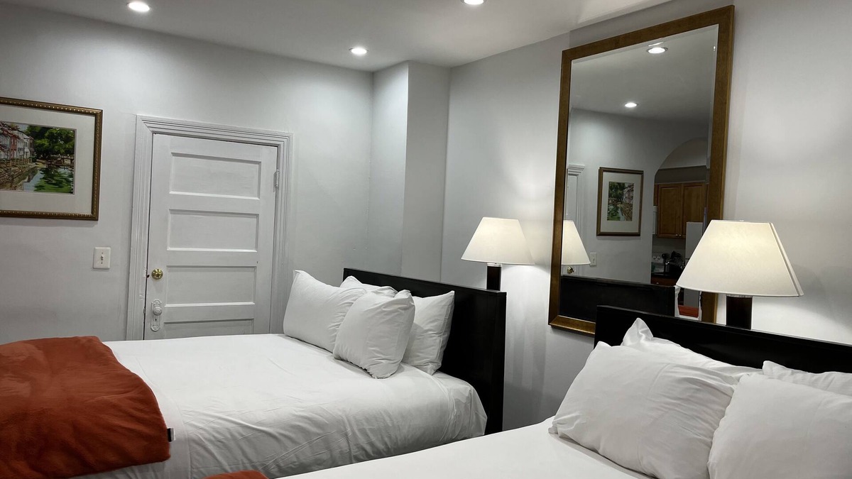 Columbia Heights Apartment | Gorgeous 1 Bdrm 1Den 2queens and full bed - METRO Supermarkets