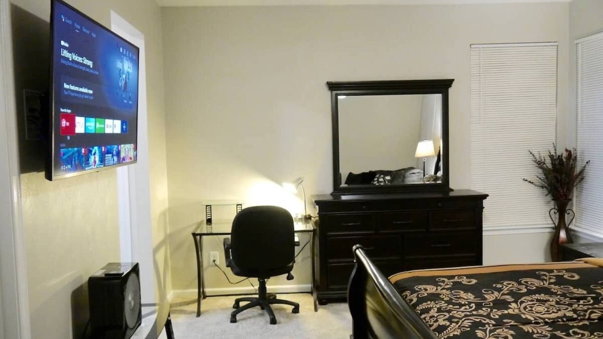Western Branch North Apartment | GORGEOUS 1 BEDROOM WITH FREE WIFI & STREET PARKING