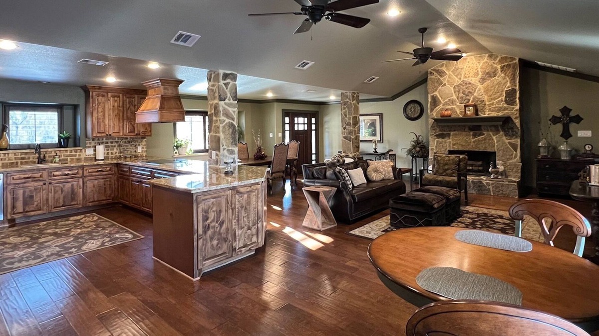 Friendswood House | GORGEOUS 1-BR, 1-BATH RANCH HOUSE Near Downtown Houston with AMAZING POOL &PATIO