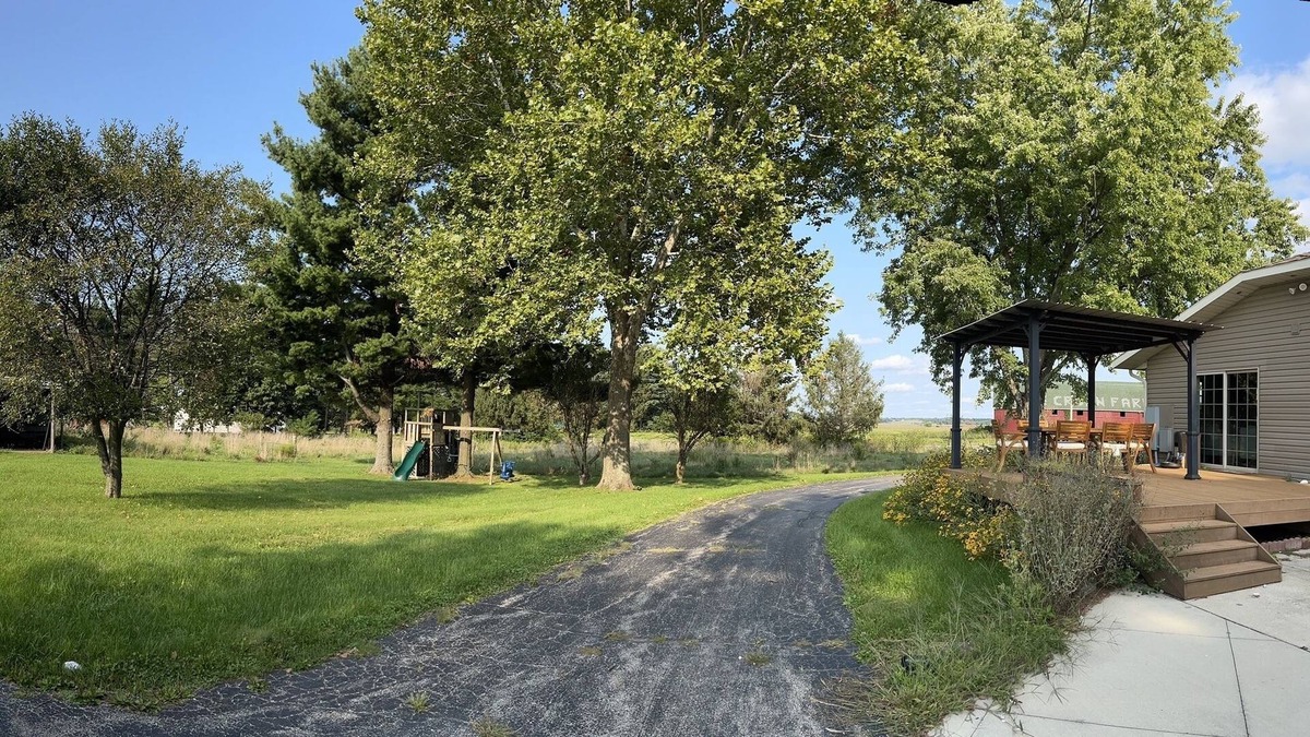 Urbana Other | Gorgeous 10 acre farmhouse retreat-complete with outdoor entertainment space