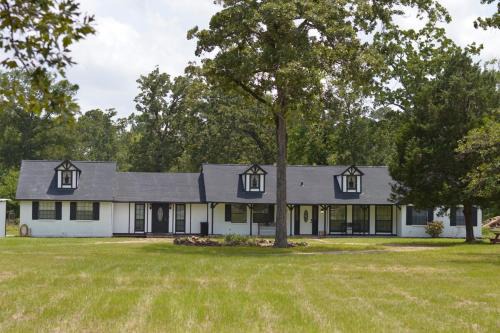 Montgomery House | Gorgeous 10 Acre Modern Farmhouse & Private Pond