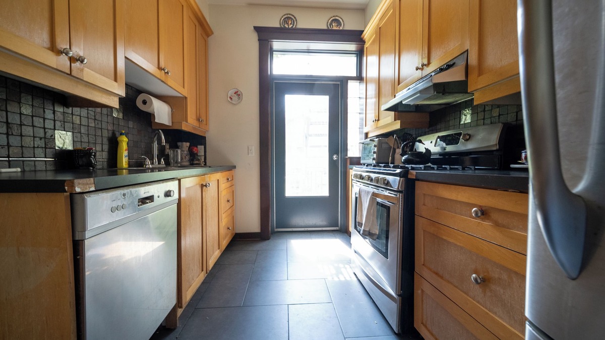Parkdale Apartment | Gorgeous 1000 sq foot apartment above storefront on Queen Street West/Parkdale