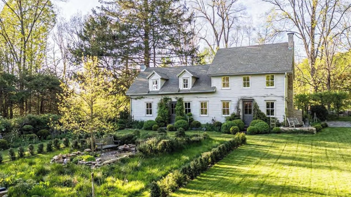 Wingdale House | Gorgeous 1822 Farmhouse and gardens, featured in Better Homes & Gardens Magazine
