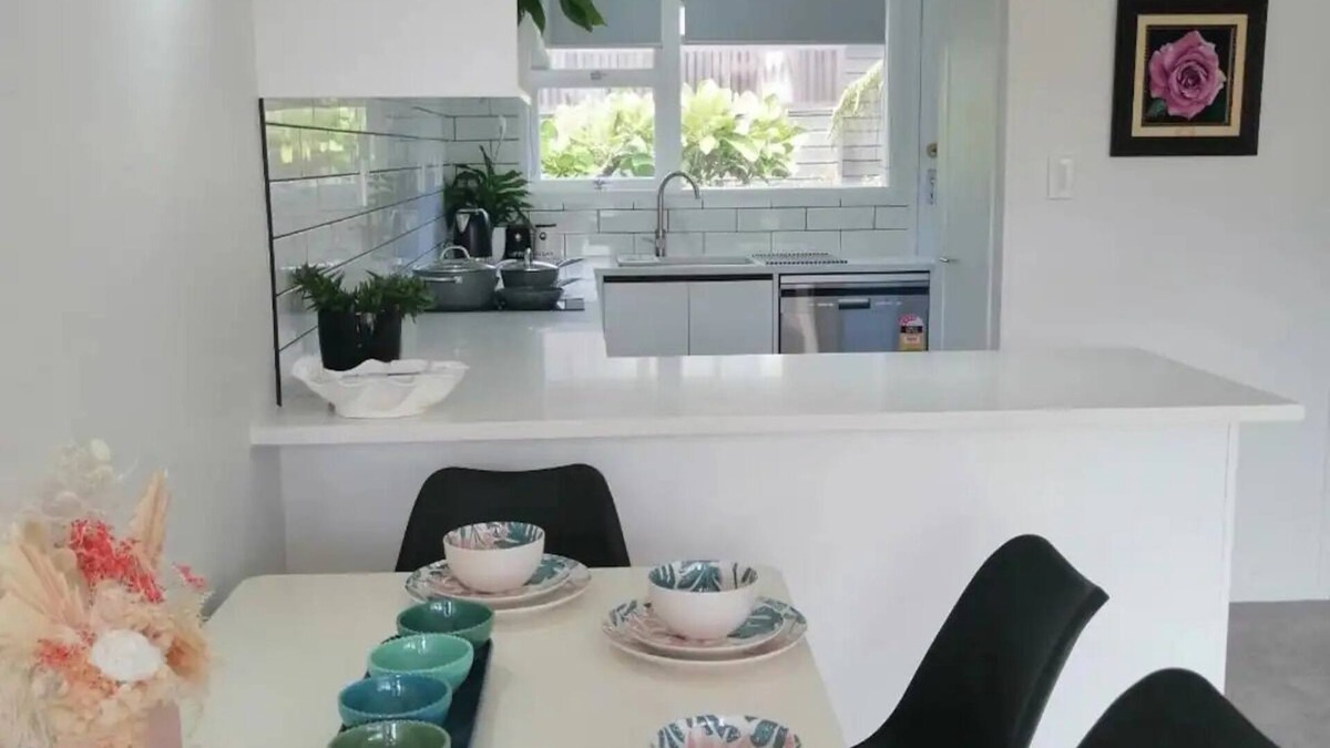 Takapuna House | Gorgeous 2 Bed Rooms & Garage Centre Takapuna