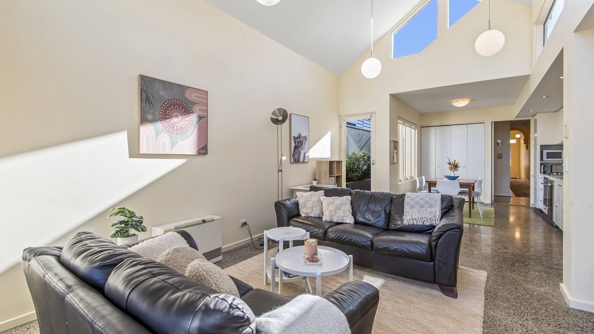 Brunswick House | Gorgeous 2-Bed Victorian Home in Artsy Suburb