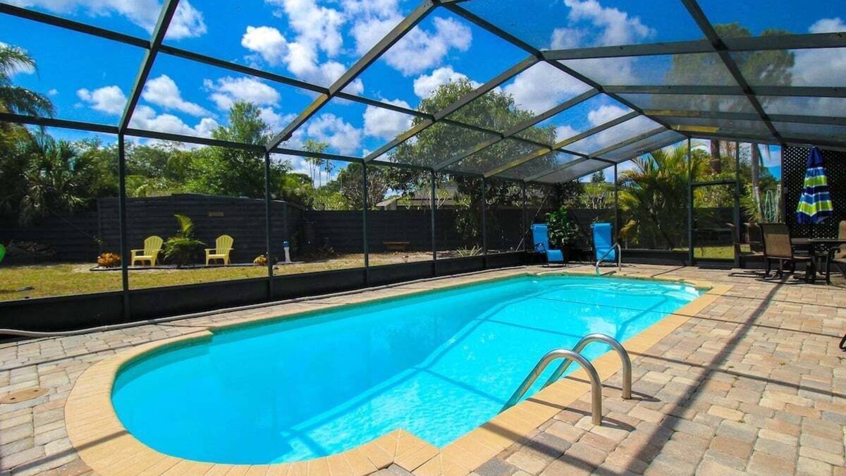 Pinecraft House | Gorgeous 2 BR/2 BA Private Pool Home Near Siesta Key - Sweet Pineapple