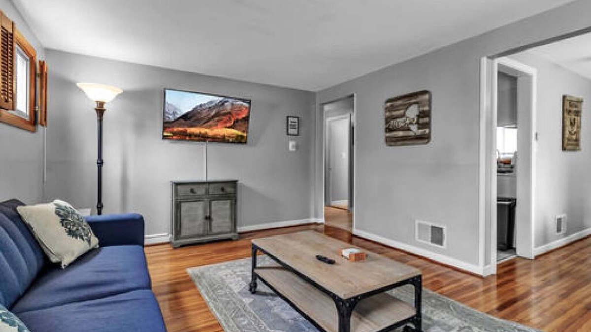 North Buffalo Apartment | Gorgeous 2 Queen Bed North Buffalo Apartment with Free Driveway Parking