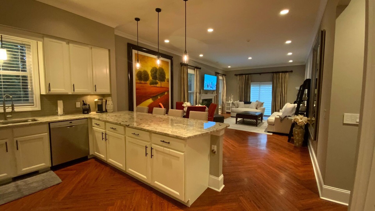 Columbus House | Gorgeous 2005 ranch, high end finishes, decor and amenities.